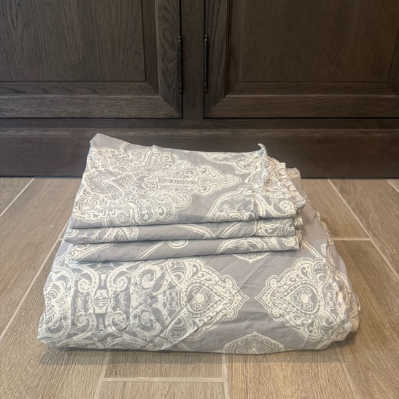 Pottery Barn King/Cali King Gray/White Medallion Duvet Cover & Pillow Sham Set - Picture 1 of 7